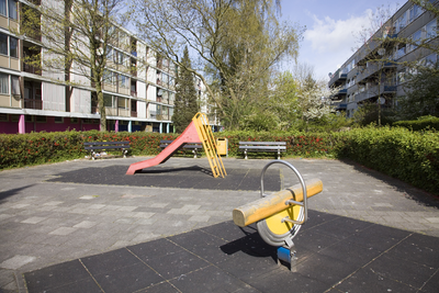 807446 Gezicht op de kinderspeelplaats tussen een flatgebouw aan de Rooseveltlaan (links) en de Auriollaan te Utrecht.